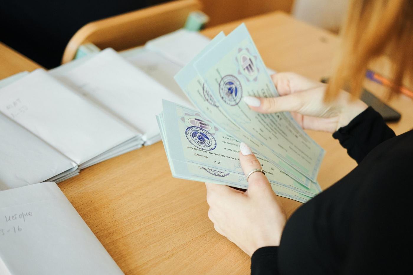 Выдача сертификатов участникам ЦТ
